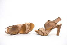 Load image into Gallery viewer, Lucia